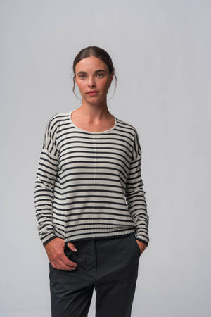 #2716 - pullover with pockets