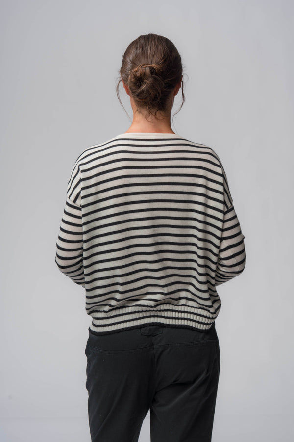 #2716 - pullover with pockets